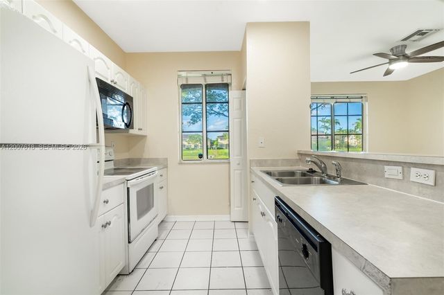 6051 SW 19th Pl, North Lauderdale, FL 33068