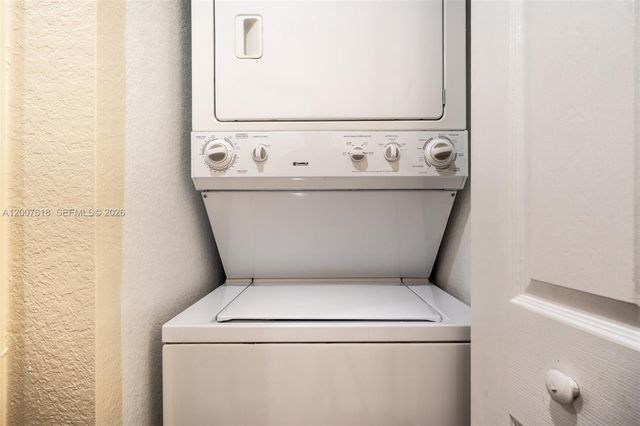 6051 SW 19th Pl, North Lauderdale, FL 33068