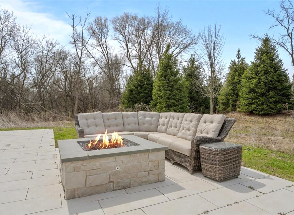 Image 49 of property listing at 2665 Bentley Road, Highland Park, IL 60035
