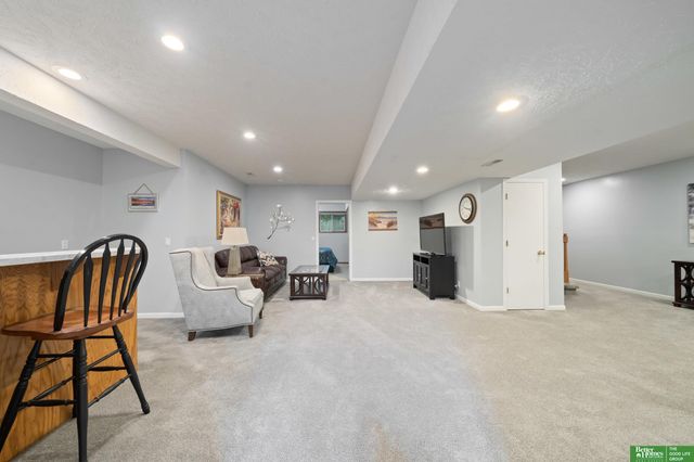 16827 O Circle, Omaha, NE 68135