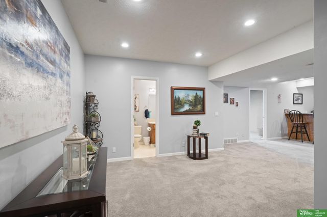 16827 O Circle, Omaha, NE 68135