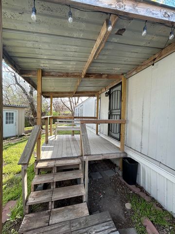 1513 E Idlewild Dr, Wichita, KS 67216