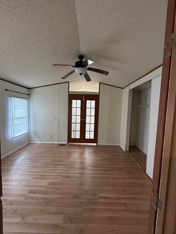 1513 E Idlewild Dr, Wichita, KS 67216