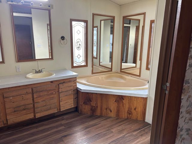 1513 E Idlewild Dr, Wichita, KS 67216