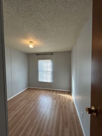 1513 E Idlewild Dr, Wichita, KS 67216