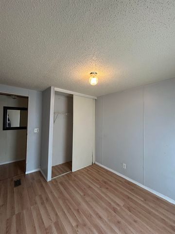 1513 E Idlewild Dr, Wichita, KS 67216