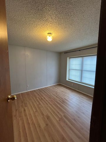 1513 E Idlewild Dr, Wichita, KS 67216