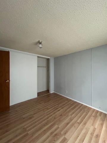 1513 E Idlewild Dr, Wichita, KS 67216