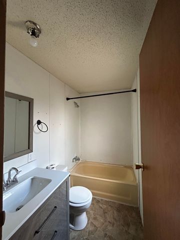 1513 E Idlewild Dr, Wichita, KS 67216