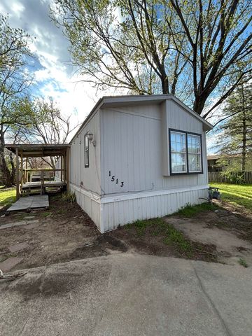1513 E Idlewild Dr, Wichita, KS 67216
