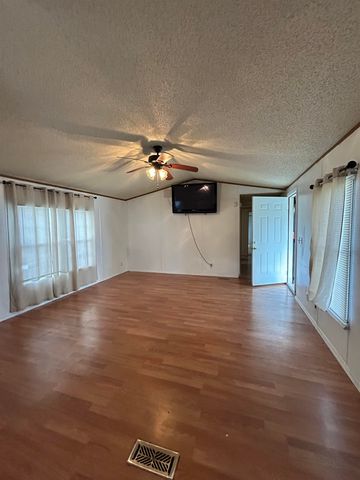 1513 E Idlewild Dr, Wichita, KS 67216