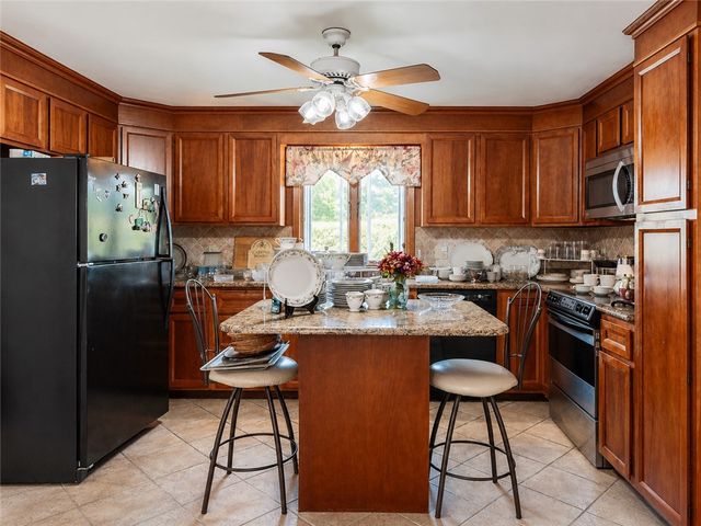 10 Surrey Lane, Lincoln, RI 02865