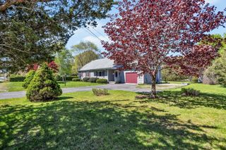 33 Thatchers Ln, Falmouth, MA 02536