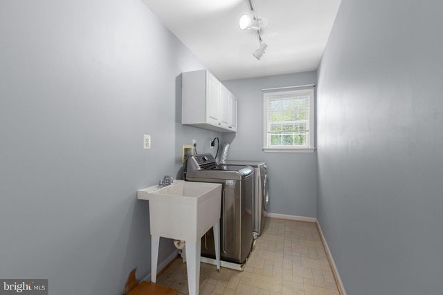 5 RETREAT LN, Fredericksburg, VA 22405