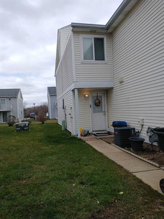 489 Meadow Green Lane 489, Round Lake Beach, IL 60073