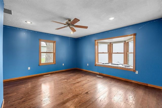 1000 Stinocher Street, Solon, IA 52333