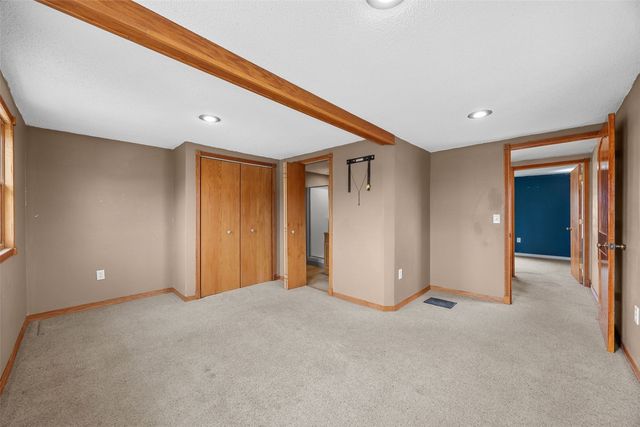 1000 Stinocher Street, Solon, IA 52333