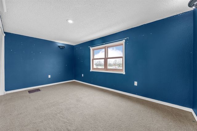 1000 Stinocher Street, Solon, IA 52333