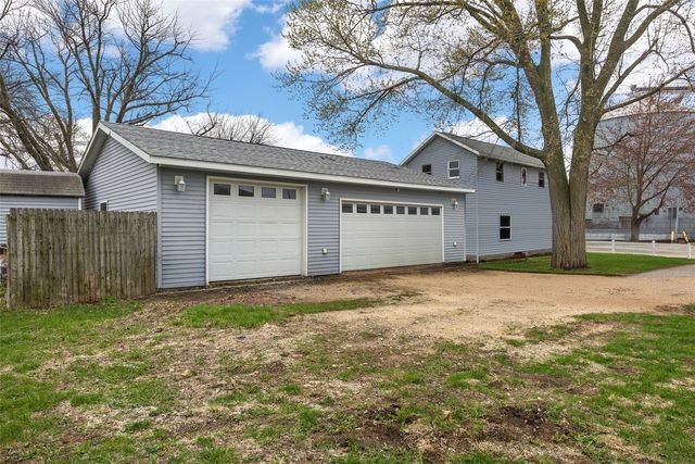 1000 Stinocher Street, Solon, IA 52333