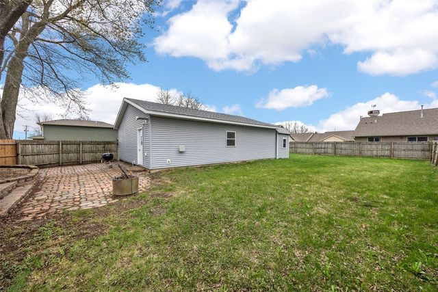 1000 Stinocher Street, Solon, IA 52333