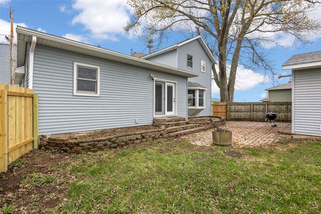 1000 Stinocher Street, Solon, IA 52333