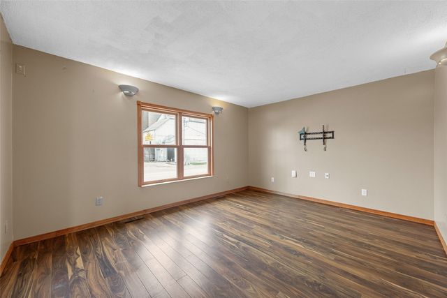 1000 Stinocher Street, Solon, IA 52333