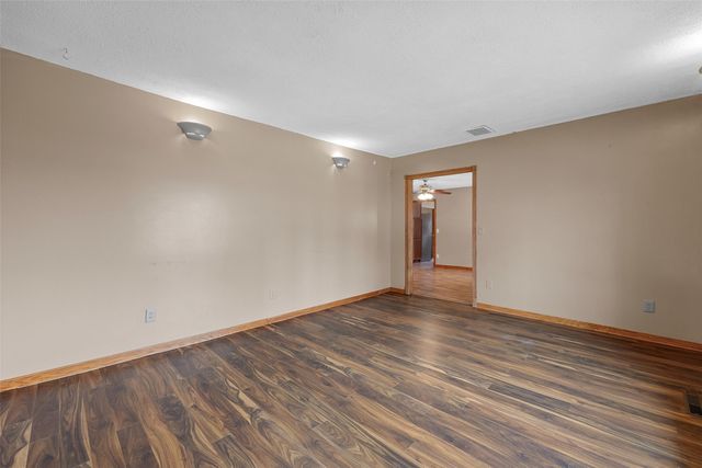 1000 Stinocher Street, Solon, IA 52333