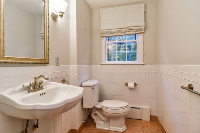 15 Juniper Ln, Dover, MA 02030