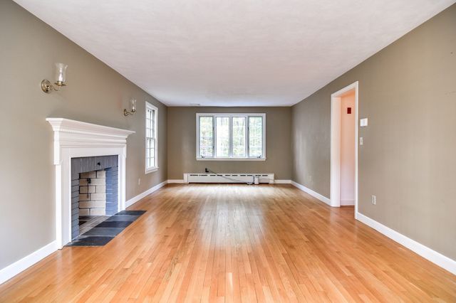 15 Juniper Ln, Dover, MA 02030