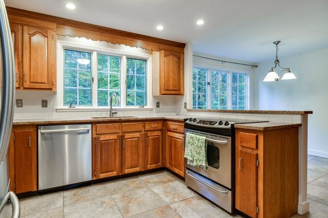15 Juniper Ln, Dover, MA 02030