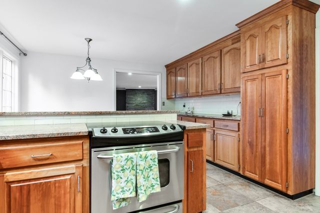 15 Juniper Ln, Dover, MA 02030