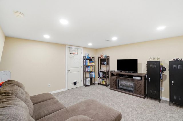 692 Crofton Loop, Delaware, OH 43015