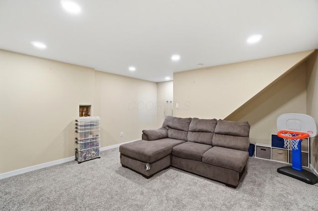 692 Crofton Loop, Delaware, OH 43015