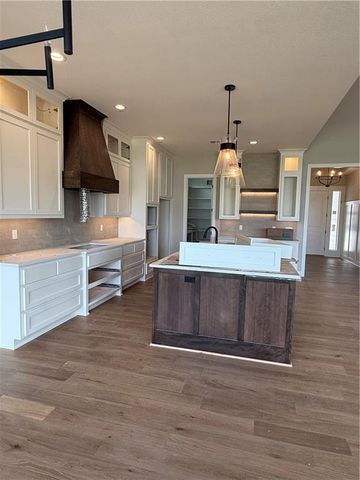 18500 Pawnee Lane, Overland Park, KS 66085