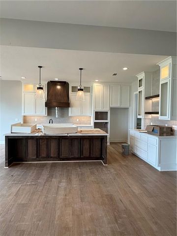 18500 Pawnee Lane, Overland Park, KS 66085
