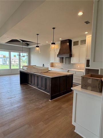18500 Pawnee Lane, Overland Park, KS 66085