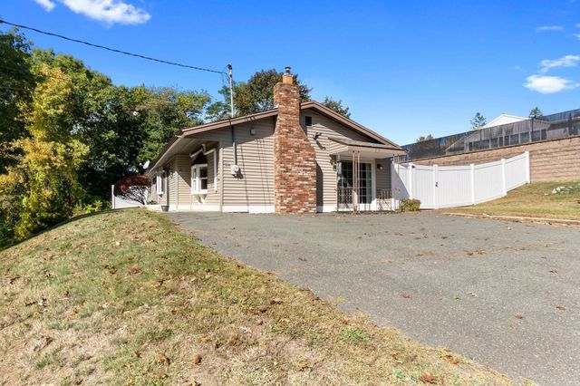 23 Russell St, Peabody, MA 01960