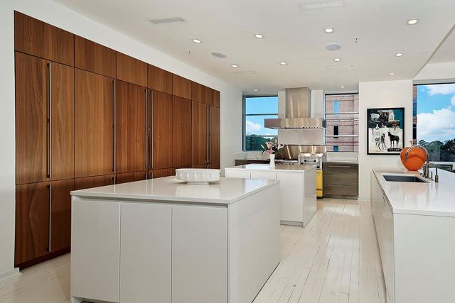 1 Waterway Court 5B, The Woodlands, TX 77380