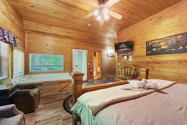 1607 S Mountain View Road, Sevierville, TN 37876