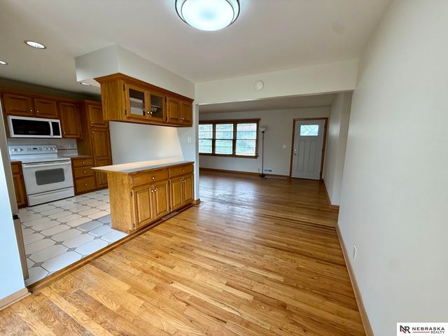 8304 Seward Street, Omaha, NE 68114