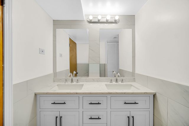 5728 N McVicker Avenue, Chicago, IL 60646