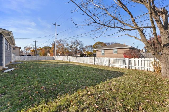 9570 W Silver Spring DRIVE, Milwaukee, WI 53225