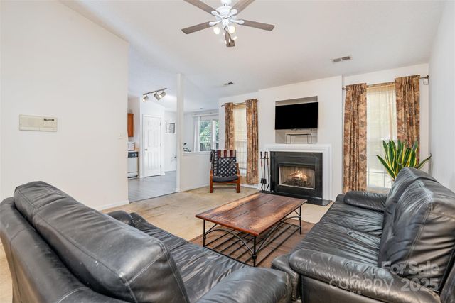 6615 Wandering Creek Drive, Charlotte, NC 28216