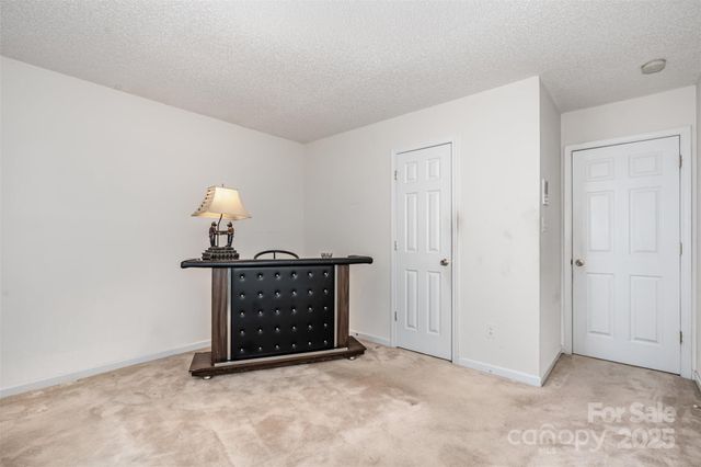 6615 Wandering Creek Drive, Charlotte, NC 28216