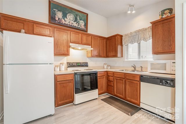 6615 Wandering Creek Drive, Charlotte, NC 28216