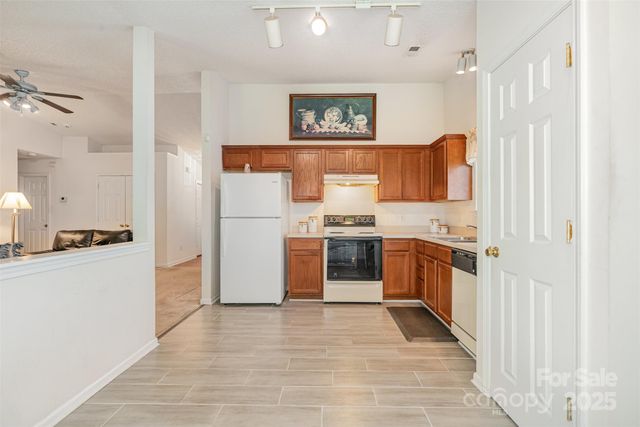 6615 Wandering Creek Drive, Charlotte, NC 28216