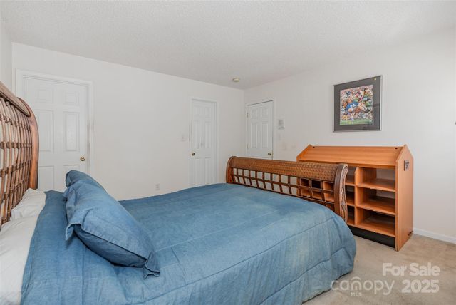 6615 Wandering Creek Drive, Charlotte, NC 28216