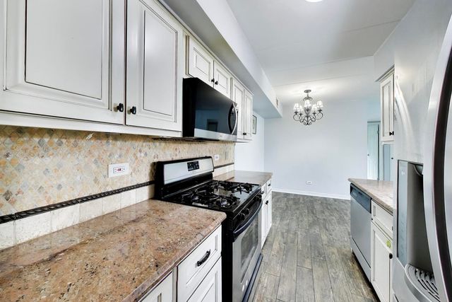 6443 Clarendon Hills Road 301C, Willowbrook, IL 60527