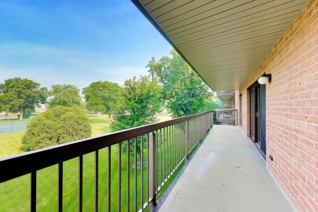 6443 Clarendon Hills Road 301C, Willowbrook, IL 60527