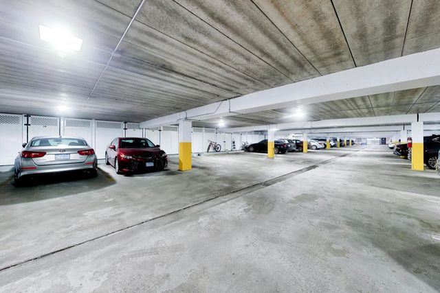 6443 Clarendon Hills Road 301C, Willowbrook, IL 60527